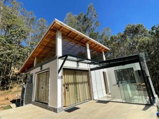 Beautiful glass house with a view and lush water - 9