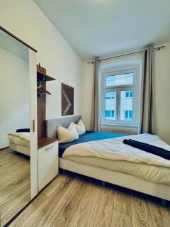 Stylish 4BR ,10 Min Transport to Stadthalle - 4