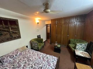 Luxury Corner Cottage Guest House on Main Road G11 - 4