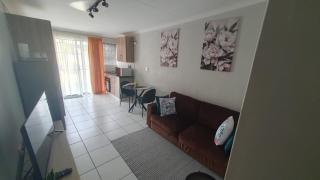 Sandalion Cottage near OR Tambo Airport & Greenstone - 8