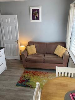 Mini-Apt Carrigaline, 2min to town 1 Bed & Sofa Bed Sleeps 4 - 8