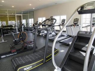 Boulevard Stays Stylish 1BR Secure Parking Pool & Gym - 4
