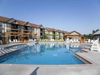 Boulevard Stays Stylish 1BR Secure Parking Pool & Gym - 3