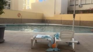 APARTAMENTO ESTUDIO LOFT en el Centro para 3 o 4 Personas Cama doble y sofá cama Check in a partir de las 15 y 30 min pm , check out hasta las 12 h con wifi Piscina impresionante con tumbonas y bar abierto de 12 a 20 pm Parking gratuito muy cercano - 8