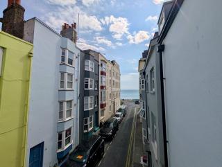 Charming House With Balcony Near Brighton Beach - 7