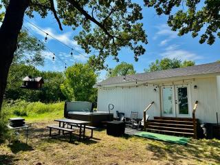 The Birds Nest - Cozy Cabin w Hot Tub - 8