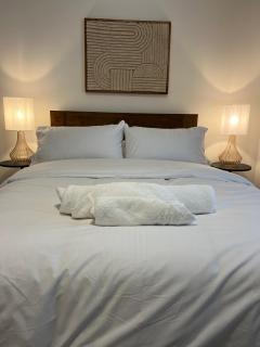 NEW 2 Bed Town Centre Secure Free Parking - 7