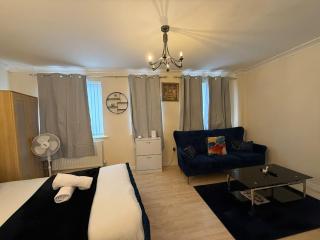 Double bed Studio Fast WiFi,Netflix, No deposit Required - 5