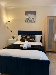 Double bed Studio Fast WiFi,Netflix, No deposit Required - 6