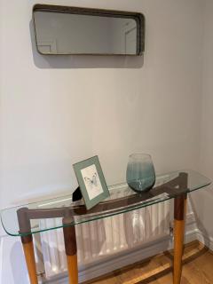 Spacious Two Bed near Airport - 8