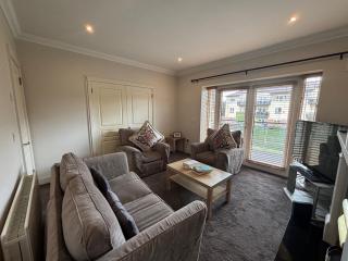 Spacious Two Bed near Airport - 4
