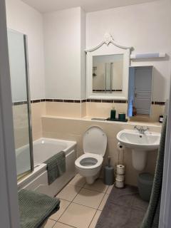 Spacious Two Bed near Airport - 2