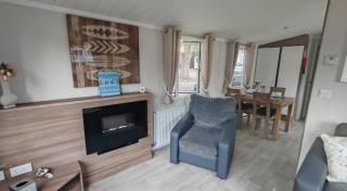 9 Fairway, Hopton Holiday Park - Three bedroom, sleeps 6, kitchen, lounge and dining area - Minimum 3 night breaks - 3