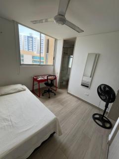 HABITACIÓN CENTRAL EN CASA FAMILIAR, A 10 minutos de la playa - 0