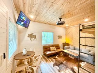 New Tiny cabin Hot tub Firepit Fenced yard - 7