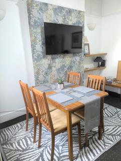 Kettering Town Double Rooms with TV Ideal Professional workers for longer stays Shared bathroom kitchen & Lounge - 1