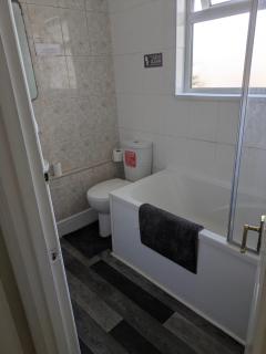 Kettering Town Rooms with TV Single & Double Rooms available Shared Bathroom, lounge & kitchen free WIFI 90 days plus stays Ideal Professional workers - 2