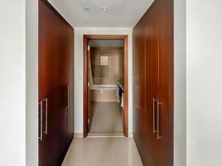 Luxury 1BR Dubai Mall Access and Pool with Burj View - 4