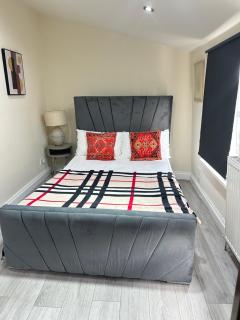 Room 5 - One Bedroom Apartment - 5