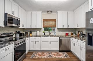 Family Oasis Near Springs Game Room Yard Spa EV - 1