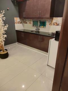 Cozy 1BHK Eiffel View Balcony WiFi Netflix - 5