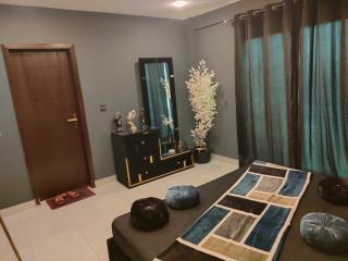 Cozy 1BHK Eiffel View Balcony WiFi Netflix - 2