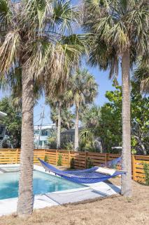 Point Break!! Walk to Beach - Cozy Beach Family Cottage with Pool - Fort Myers Beach - 3