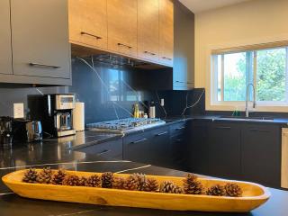 NEW Luxury Family Friendly Entire House Near Downtown WEM, 3 Bedrooms - Edmonton - 9