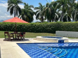 Villa familiar con piscina y jacuzzi privado - 0