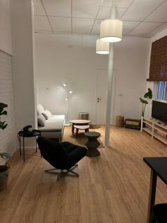 Stylish Garden Apt 2 Min Beach - 1
