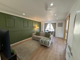 Luxurious 2 bedroom, 8 mins from city centre - 0