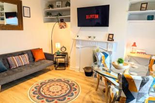 Cosy Home with Free Parking near Burley Park by Eason Stays, Ideal for Contractors Digs or Family Stays Visiting Leeds - Headingley - 6
