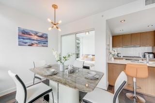 Luxury 2-Bedroom Condo with Floor-to-Ceiling Windows and City Views - Vancouver - 4