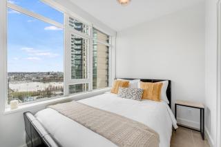 Luxury 2-Bedroom Condo with Floor-to-Ceiling Windows and City Views - Vancouver - 8