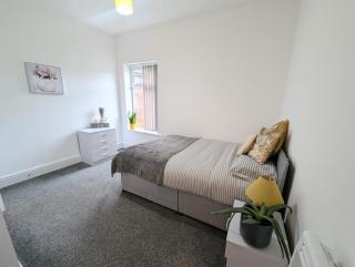 All En-suite Home for Contractors, Families & Large Groups - Stoke on Trent - 0
