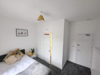All En-suite Home for Contractors, Families & Large Groups - Stoke on Trent - 9