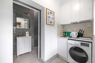 No Frill Economic Double Room - Ideally Located - Shared External Bathroom & Kitchen - 4