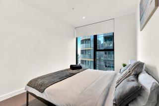 Docklands Skyline Views - Luxury Stay with Panoramic Views - Pool, Gym, Free Parking Access - Melbourne - 2