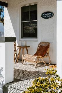 Mygoura Cottage - Charming Country Living in Town - 3