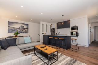 Twin Apartments - Walk to Forest with Spa Pools - 7