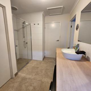 LBarza 1BR Relaxing Vibes in CBD - 7