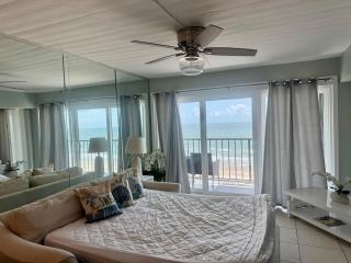 Beautiful renovated oceanfront, Galveston condo- fits up to six people! - 8
