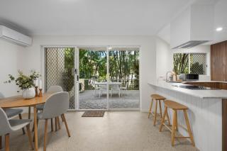 Burleigh Breeze 2 Bed Beach Walk Retreat - 6