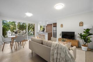 Burleigh Breeze 2 Bed Beach Walk Retreat - 9