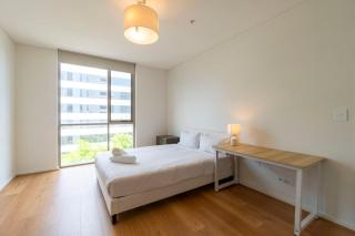 Next To Station 3 Min Walk to Shops 2 Cars - 8