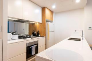 Next To Station 3 Min Walk to Shops 2 Cars - 1