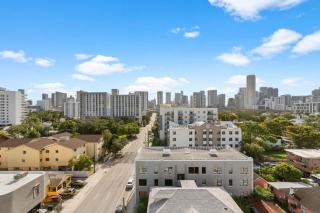 Luxury 2 bed 2 bath Condo with Downtown Views - 9