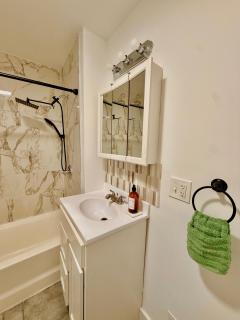 Stylish Apartment Close to Airport & Malls - 4