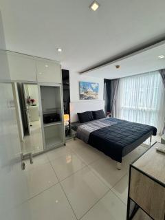 Modern 1BR Condo Near Soi Bukouw - 9