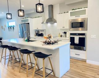 The Downtown Oasis - A Spacious Family Friendly 3 Bedroom House Close to Everything - 0